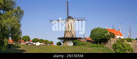 Moulin à vent néerlandais en pierre datant de 18th ans, Den Haas, dans la ville de Zierikzee, Schouwen-Duiveland, Zeeland, pays-Bas Banque D'Images