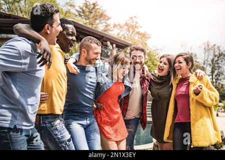 Heureux amis multiraciaux debout à l'extérieur - jeunes joyeux socialiser à l'extérieur - étudiants de l'université riant ensemble au pique-nique - Jeunesse cul Banque D'Images