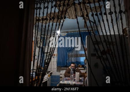 Horenka, Ukraine. 05th févr. 2023. Horenka, Ukraine - 5 février 2023: Un homme est assis dans la maison endommagée à Horenka, au nord de Kiev. (Photo de Kish Kim/Sipa USA) *** Corée out *** Credit: SIPA USA/Alay Live News Banque D'Images