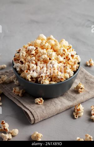 Bouilloire maison maïs-maïs-popcorn avec sel dans un bol, vue latérale. Banque D'Images