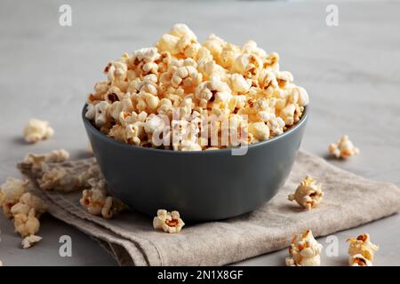 Bouilloire maison maïs-maïs-popcorn avec sel dans un bol, vue latérale. Banque D'Images