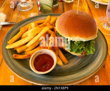 Gros plan du sandwich et des frites, un plat de ketchup et un mojito. Banque D'Images