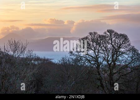 En regardant de l'autre côté du détroit de Mull à l'île de Mull depuis Drimnin Estate à Movern, en Écosse, au Royaume-Uni. Banque D'Images