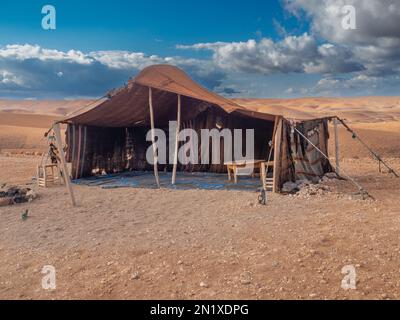 Ancienne tente berbère dans le désert d'Agafay à Marrakech Maroc Banque D'Images