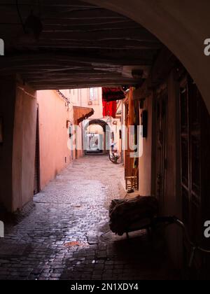 Marche dans les rues de Marrakech, allée couverte Banque D'Images