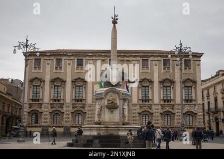 CATANE, SICILE - 22 AVRIL 2019 : la Piazza del Duomo à Catane avec des gens dans une journée avec des nuages Banque D'Images