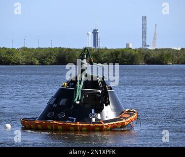 Les équipes de la NASA et du ministère de la Défense mènent une formation de récupération avec un article d'essai de l'engin spatial Orion dans le bassin tournant au Centre spatial Kennedy, en Floride, lundi, à 6 février 2023. Photo de Joe Marino/UPI crédit: UPI/Alay Live News Banque D'Images