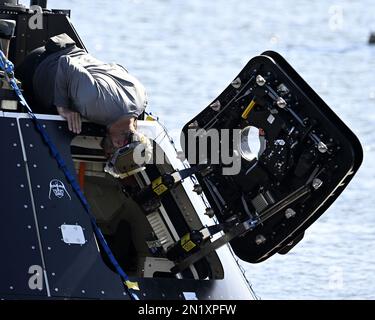 Un plongeur se confond dans une trappe ouverte alors que les équipes de la NASA et du ministère de la Défense mènent une formation de récupération avec un article d'essai de l'engin spatial Orion dans le Turning Basin au Centre spatial Kennedy, en Floride, lundi, 6 février 2023. Photo de Joe Marino/UPI crédit: UPI/Alay Live News Banque D'Images