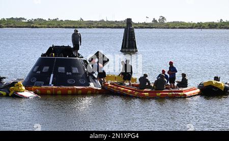 Les équipes de la NASA et du ministère de la Défense mènent une formation de récupération avec un article d'essai de l'engin spatial Orion dans le bassin tournant au Centre spatial Kennedy, en Floride, lundi, à 6 février 2023. Photo de Joe Marino/UPI crédit: UPI/Alay Live News Banque D'Images