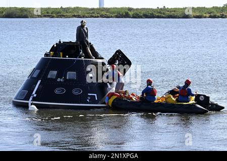 Les équipes de la NASA et du ministère de la Défense mènent une formation de récupération avec un article d'essai de l'engin spatial Orion dans le bassin tournant au Centre spatial Kennedy, en Floride, lundi, à 6 février 2023. Photo de Joe Marino/UPI crédit: UPI/Alay Live News Banque D'Images