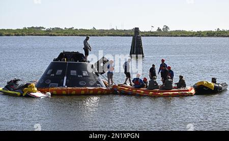Les équipes de la NASA et du ministère de la Défense mènent une formation de récupération avec un article d'essai de l'engin spatial Orion dans le bassin tournant au Centre spatial Kennedy, en Floride, lundi, à 6 février 2023. Photo de Joe Marino/UPI crédit: UPI/Alay Live News Banque D'Images