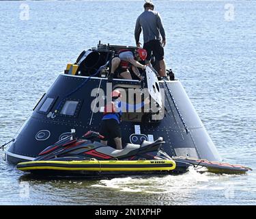 Les équipes de la NASA et du ministère de la Défense mènent une formation de récupération avec un article d'essai de l'engin spatial Orion dans le bassin tournant au Centre spatial Kennedy, en Floride, lundi, à 6 février 2023. Photo de Joe Marino/UPI crédit: UPI/Alay Live News Banque D'Images