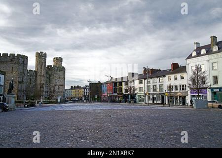 Caernarfon est une ville royale du comté de Gwynedd, au pays de Galles. Il est célèbre pour son château médiéval construit par le roi Edward I entre 1283 et 1330. Banque D'Images