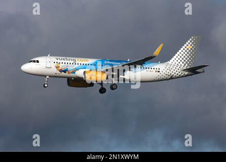 Un Airbus A320 de Vueling dans un programme spécial Disneyland Paris 25 ans arrivant à l'aéroport de Londres Gatwick Banque D'Images