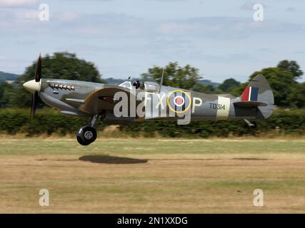 Un Spitfire Mk.IX Supermarine part de l'aérodrome de Headcorn, en Angleterre, dans le Kent Banque D'Images