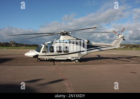 Un hélicoptère Agusta-Westland AW-139 sur la rampe de l'aéroport de Brighton City en Angleterre Banque D'Images