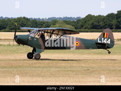 Piper PA-18 Super Cub au départ de Headcorn Airfield Kent England Banque D'Images