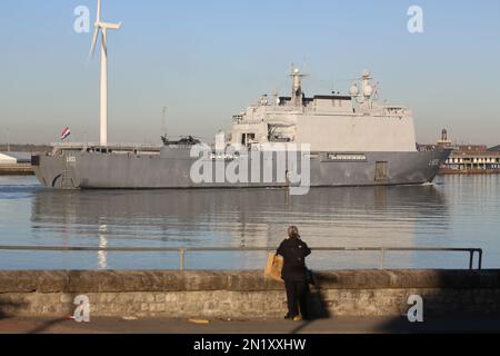 Northfleet, Royaume-Uni. 6th février 2023. Le navire de guerre hollandais HNLMS Rotterdam (L800) a photographié le long de la Tamise à Nortfleet, dans le Kent, après une longue visite de fin de semaine à Londres. Le navire de transport amphibie de 166 mètres de long a été mis en service dans la marine néerlandaise en 1998. Crédit : Rob Powell/Alay Live News. Banque D'Images