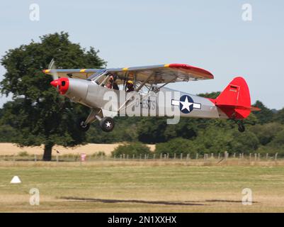 Piper PA-18 Super Cub au départ de Headcorn Airfield Kent England Banque D'Images