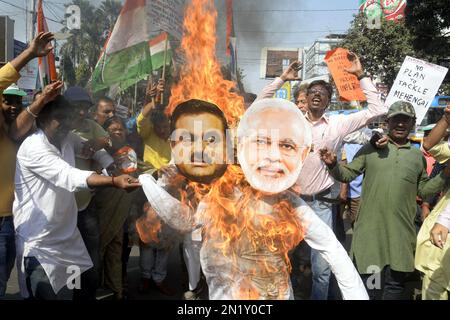 6 février 2023, Kolkata, Inde: Des militants du Congrès prennent part à une manifestation pour protester contre la rangée d'Adani sur 6 février, 2023, à Kolkata, Inde. (Photo par / Eyepix Group) Banque D'Images