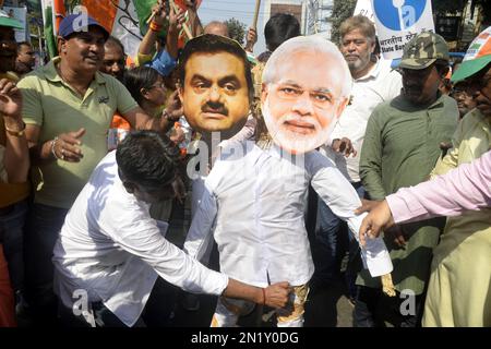 6 février 2023, Kolkata, Inde: Des militants du Congrès prennent part à une manifestation pour protester contre la rangée d'Adani sur 6 février, 2023, à Kolkata, Inde. (Photo par / Eyepix Group) Banque D'Images