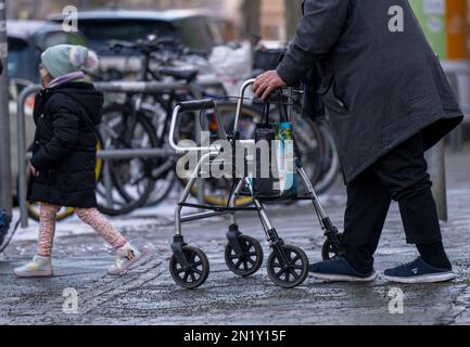 Berlin, Allemagne. 06th févr. 2023. Un vieil homme avec un marcheur et une petite fille marche à travers une zone piétonne. Credit: Monika Skolimowska/dpa/Alay Live News Banque D'Images