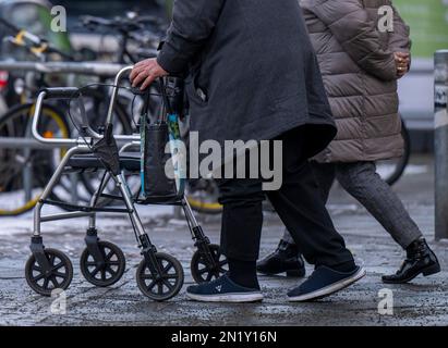 Berlin, Allemagne. 06th févr. 2023. Un vieil homme avec un marcheur et une femme âgée marchent dans une zone piétonne. Credit: Monika Skolimowska/dpa/Alay Live News Banque D'Images