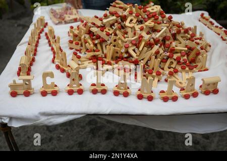 CATANE, SICILE - 22 AVRIL 2019 : gros plan de souvenirs en bois de Catane sur une table dans la rue de la ville de Catane Banque D'Images