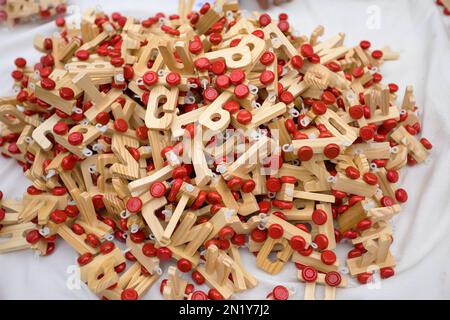 CATANE, SICILE - 22 AVRIL 2019 : gros plan de souvenirs en bois de Catane sur une table dans la rue de la ville de Catane Banque D'Images