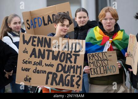06 février 2023, Hesse, Königstein im Taunus: Avec des pancartes, des centaines de participants à une manifestation contre un événement simultané de l'AfD, qui célèbre son anniversaire de parti sous la devise '10 ans alternative pour l'Allemagne'. Photo : Boris Roessler/dpa Banque D'Images