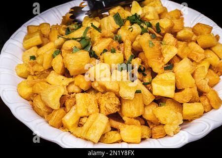 Frit manioc brésilien, cuisine traditionnelle du Brésil, dans un bol en argile artisanale, tradition brésilienne typique de Minas Gerais Banque D'Images