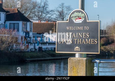 Bienvenue au panneau Staines upon Thames près de la Tamise dans la ville de Surrey, Angleterre, Royaume-Uni Banque D'Images