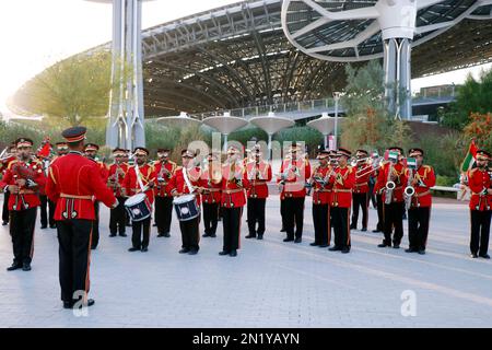 Dubaï, Émirats arabes Unis - orchestre du groupe de cuivres de la police de 15 mars 2022 émirati qui se produit à l'Expo 2020 Dubai Daily Parade Banque D'Images