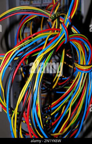 fil de câble électrique à code couleur multiple sur un chantier Banque D'Images