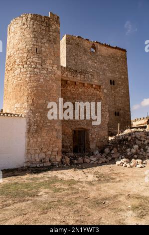 Le Château de Santiago deChâteau de Santiago de la Torre, forteresse médiévale située dans un village de San Clemente (Cuenca). Banque D'Images