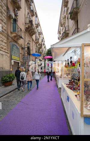 CATANE, SICILE - 22 AVRIL 2019: Les gens visitent un marché ouvert dans une rue de Catane, Sicile Banque D'Images