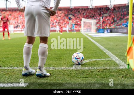 LODZ, POLOGNE - 16 OCTOBRE 2022: Match de football polonais PKO Ekstraklasa entre Widzew Lodz vs KGHM Zaglebie Lubin 3:0. Le joueur prend le virage. Banque D'Images