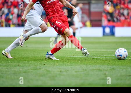 LODZ, POLOGNE - 16 OCTOBRE 2022: Match de football polonais PKO Ekstraklasa entre Widzew Lodz vs KGHM Zaglebie Lubin 3:0. Détail des jambes et du ballon du joueur Banque D'Images