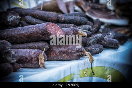 Une cabine extérieure avec un bouquet de saucisses maison à vendre Banque D'Images