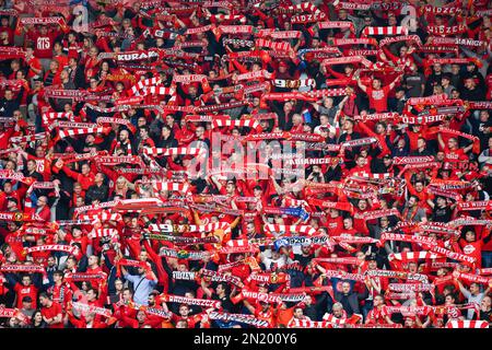 LODZ, POLOGNE - 16 OCTOBRE 2022: Match de football polonais PKO Ekstraklasa entre Widzew Lodz vs KGHM Zaglebie Lubin 3:0. Applaudissent les partisans de Widzew. Banque D'Images