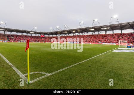 LODZ, POLOGNE - 16 OCTOBRE 2022: Match de football polonais PKO Ekstraklasa entre Widzew Lodz vs KGHM Zaglebie Lubin 3:0. Angle du pas. Banque D'Images
