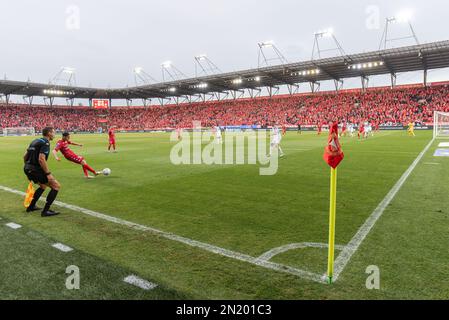 LODZ, POLOGNE - 16 OCTOBRE 2022: Match de football polonais PKO Ekstraklasa entre Widzew Lodz vs KGHM Zaglebie Lubin 3:0. Angle du pas. Banque D'Images