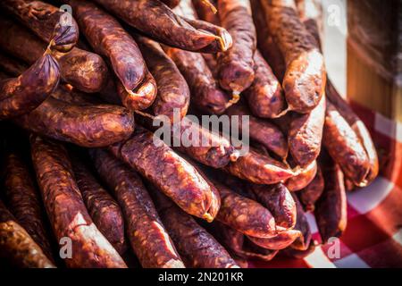 Une cabine extérieure avec un bouquet de saucisses maison à vendre Banque D'Images