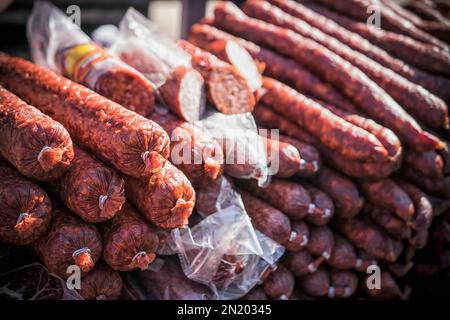 Une cabine extérieure avec un bouquet de saucisses maison à vendre Banque D'Images