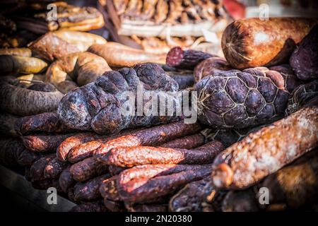 Une cabine extérieure avec un bouquet de saucisses maison à vendre Banque D'Images