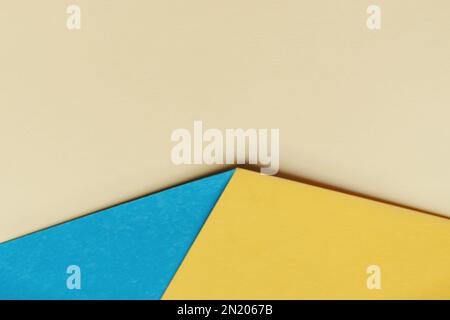 Arrière-plan géométrique abstrait semblable à la flèche jaune bleue. Couleurs du drapeau d'État de l'Ukraine. Copier l'espace pour le texte. Mise au point sélective Banque D'Images