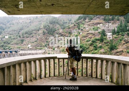 HOMME MARCHANT DANS LA NATURE ET FAISANT UNE RANDONNÉE Banque D'Images