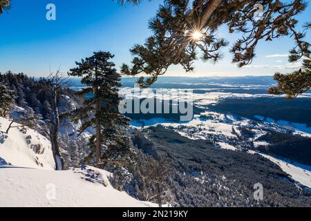 Parc naturel Hohe Wand: Vue de la montagne Hohe Wand, sommet de la Große Kanzel au village de Höflein à Wiener Alpen, Alpes, Niederösterreich, Basse-Autriche, Aust Banque D'Images