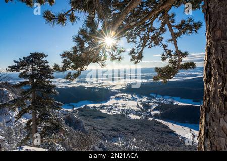 Parc naturel Hohe Wand: Vue de la montagne Hohe Wand, sommet de la Große Kanzel au village de Höflein à Wiener Alpen, Alpes, Niederösterreich, Basse-Autriche, Aust Banque D'Images