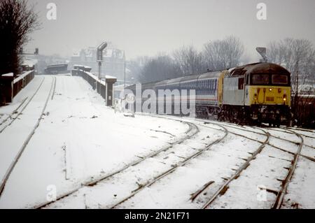 Classe 56 'Grid' 56043 approche de la locomotive de fret de la station de Lewisham traînant une paire de 4-EPB emus à destination de Dartford dans le Big Freeze de 1991 - pris le 6th février 1991. Banque D'Images